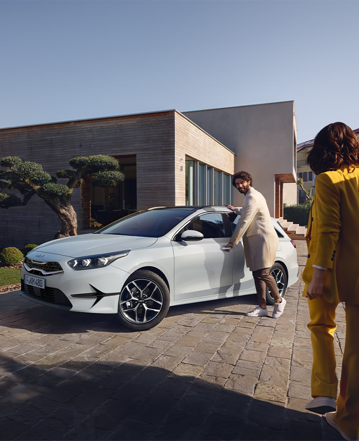 Kia Ceed Sportswagon, Frontansicht Fahrerseite, Mannn öffnet Tür