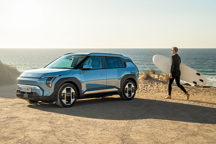 Frau tanzt vor dem Kia Sportage