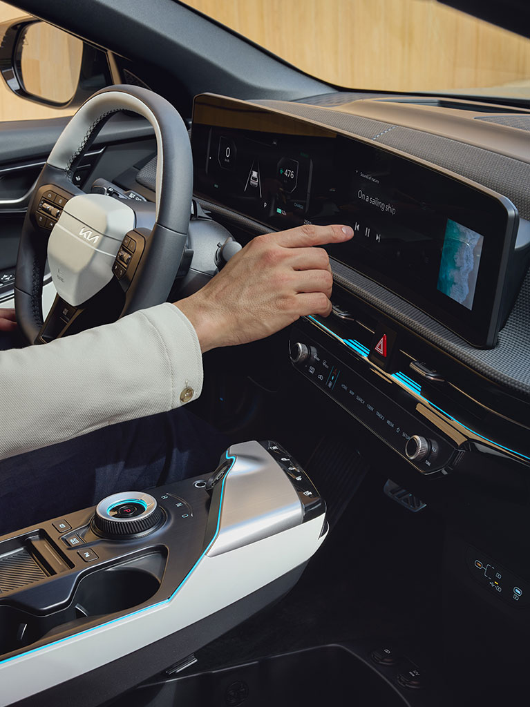 Fahrer bedient das Panoramadisplay des EV6